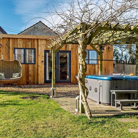 Wisteria View With Hottub & Cabin Sleeps 20 チッペナム エクステリア 写真