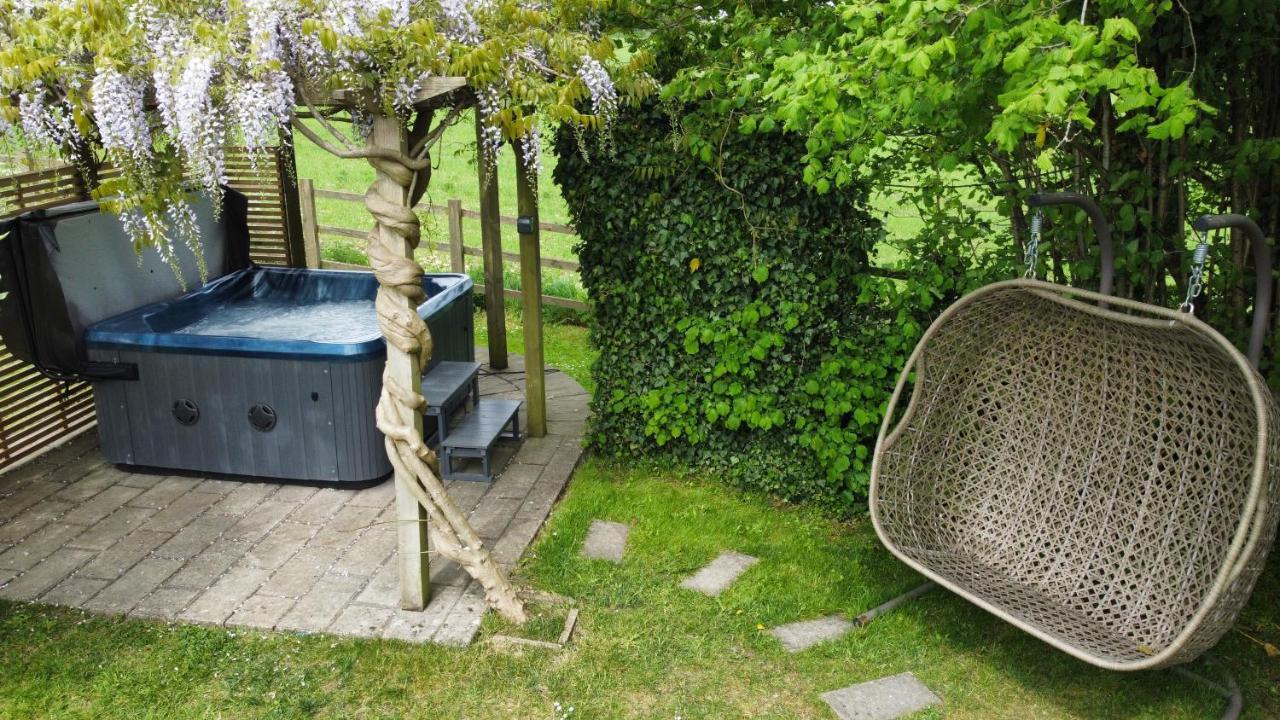 Wisteria View With Hottub & Cabin Sleeps 20 チッペナム エクステリア 写真