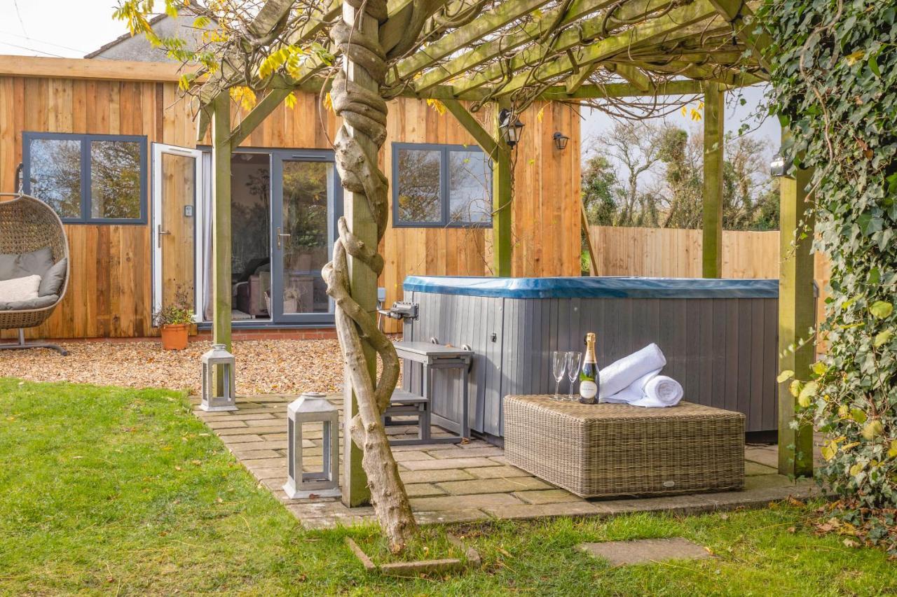 Wisteria View With Hottub & Cabin Sleeps 20 チッペナム エクステリア 写真