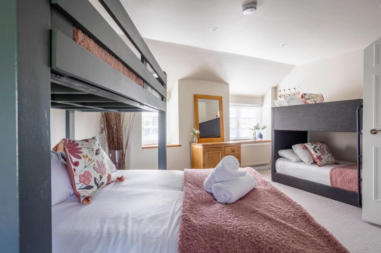 Wisteria View With Hottub & Cabin Sleeps 20 チッペナム エクステリア 写真