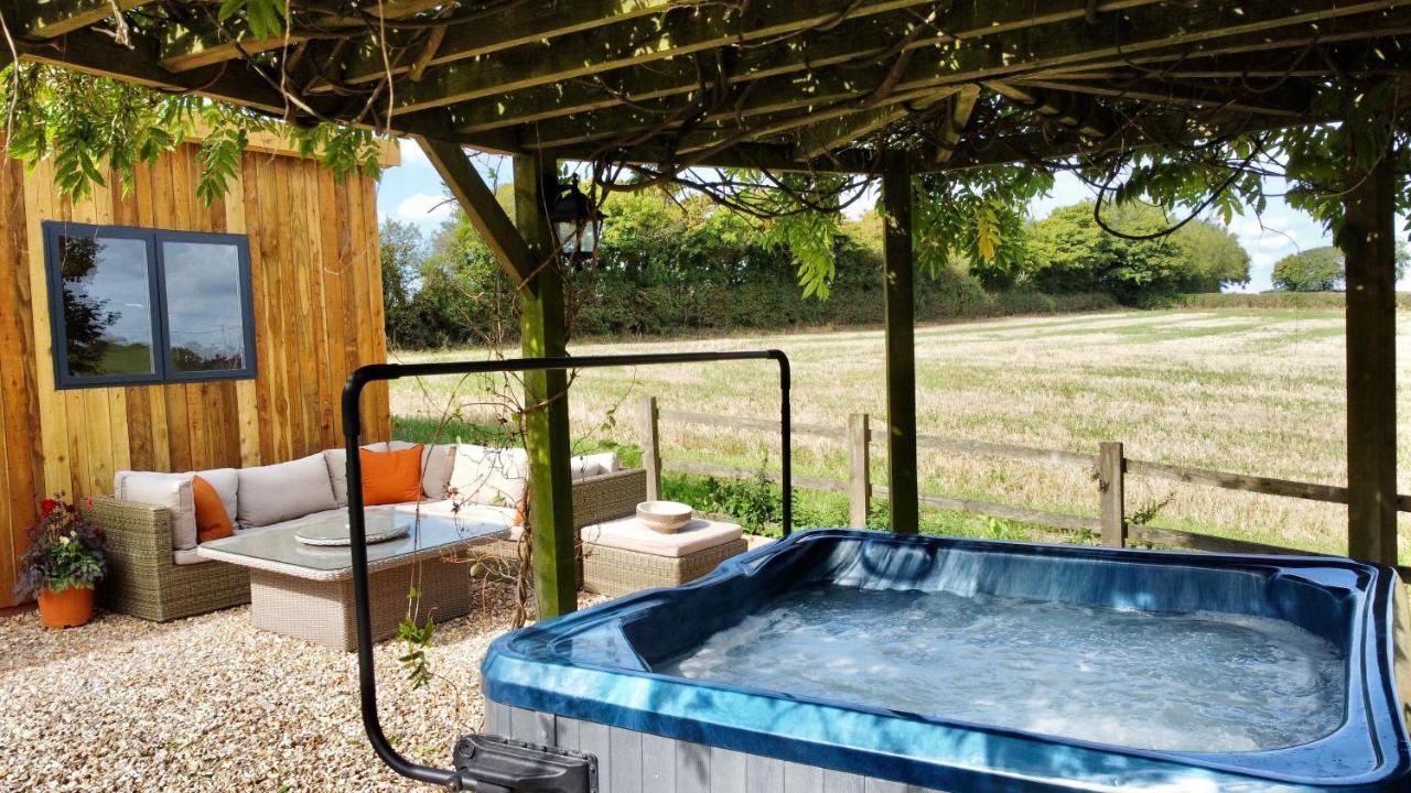 Wisteria View With Hottub & Cabin Sleeps 20 チッペナム エクステリア 写真