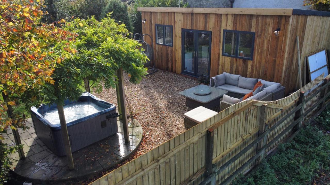 Wisteria View With Hottub & Cabin Sleeps 20 チッペナム エクステリア 写真