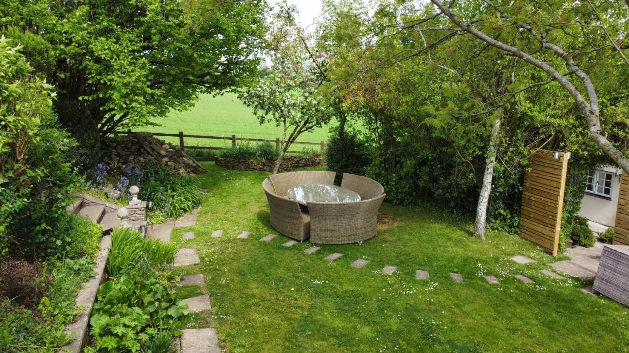 Wisteria View With Hottub & Cabin Sleeps 20 チッペナム エクステリア 写真