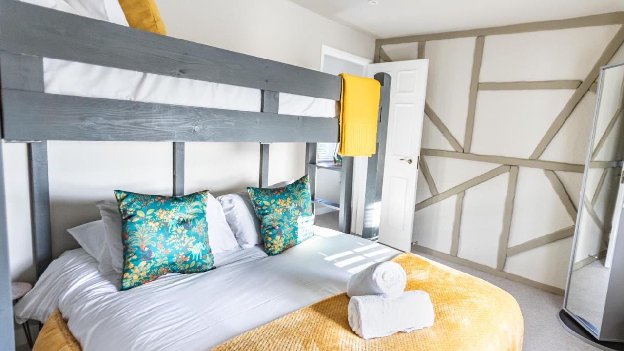 Wisteria View With Hottub & Cabin Sleeps 20 チッペナム エクステリア 写真