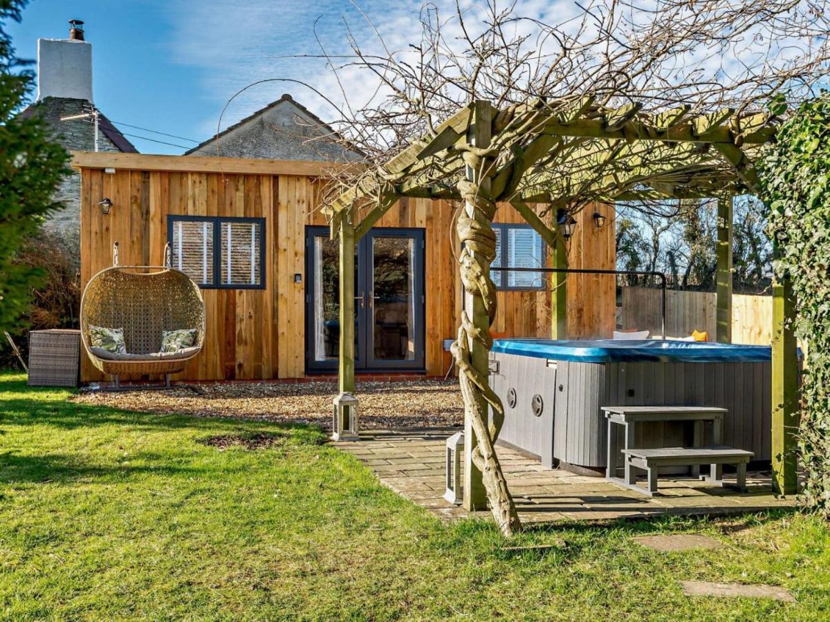Wisteria View With Hottub & Cabin Sleeps 20 チッペナム エクステリア 写真