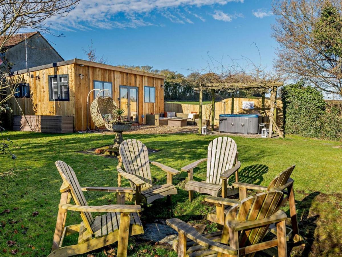Wisteria View With Hottub & Cabin Sleeps 20 チッペナム エクステリア 写真